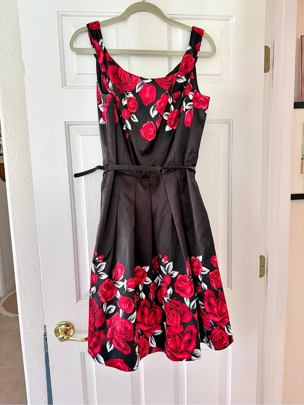 White House Black Market Floral full skirt Dress in Black & Red Size 12 Like New